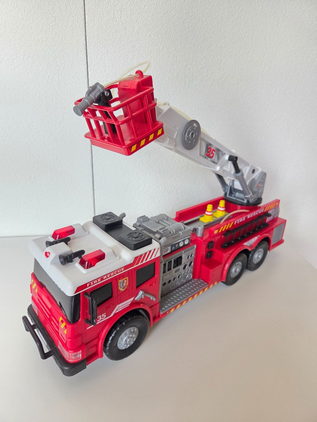 Jouets: Feuerwehrauto – D'occasion à Zürich par Lela-Mirela