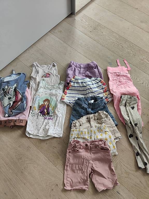 Kleiderpakete & -sets: Mädchenkleider Grösse 98/104 – Gebraucht aus St. Gallen von nin_5k7b