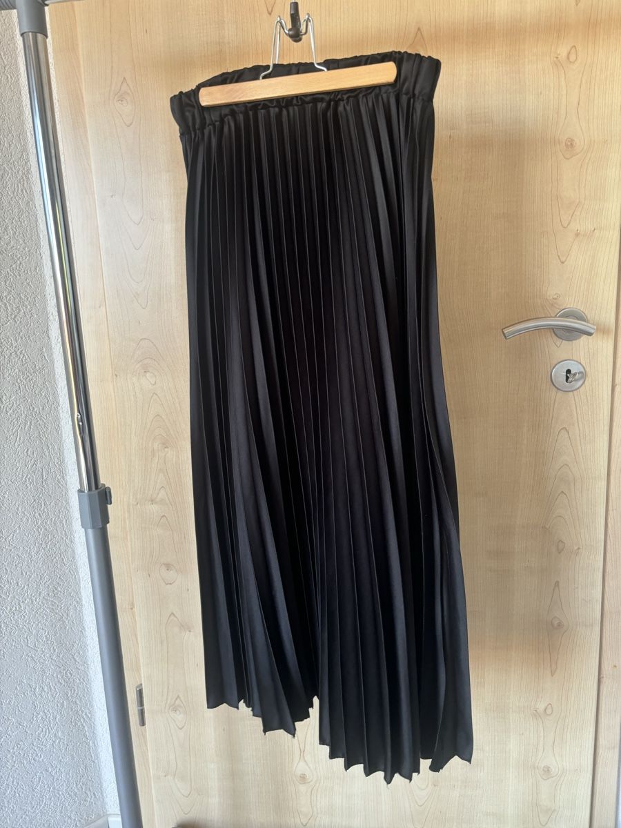 Gonne: S-M_Pleated Black Skirt_like new – Nuovo (secondo la descrizione) da St-George venduto da elena27 2