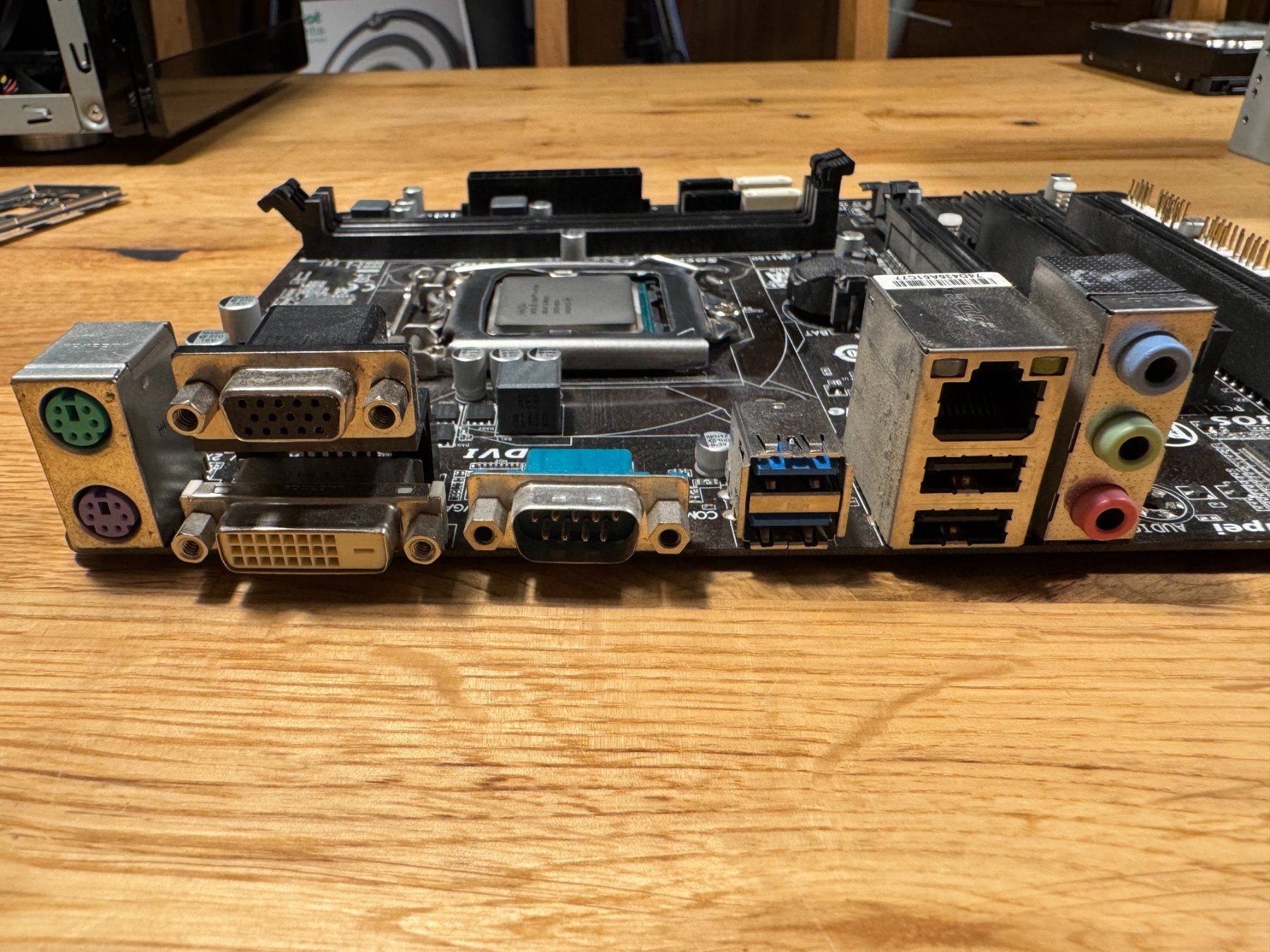 Gigabyte Schede madri: Retro-Mainboard +i7 CPU +RAM +CPU-Lüfter – Usato da Unterkulm venduto da mdd_designs 6