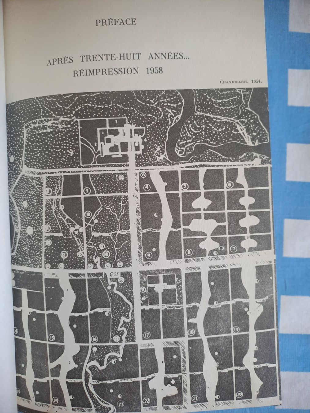 Livres: VERS UN ARCHITECTURE LE CORBUSIER – D'occasion à LAUSANNE par KWEW 1