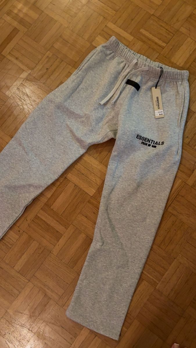 Hosen: Essentials Jogginghose Grau - Grösse M – Neu (gemäss Beschreibung) aus Wallisellen von ac.wa 1