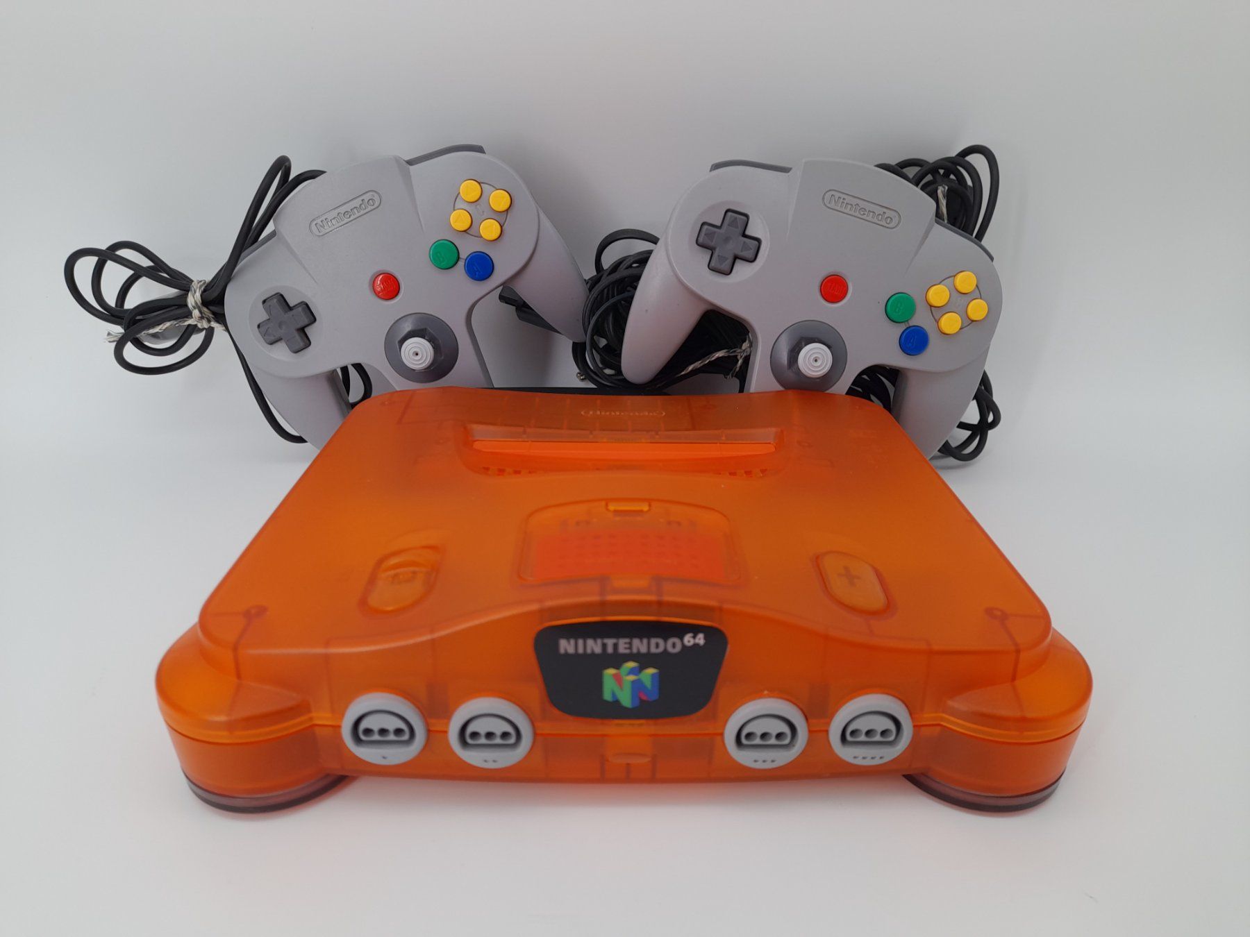 Nintendo Console: Console Nintendo 64 Orange avec 2 manettes – Usato da Delémont venduto da Loccaze2015