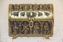 Antique  coffret en bronze .