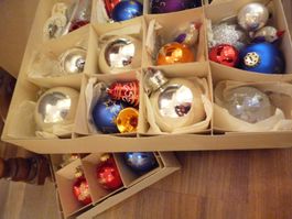 Gebrauchter Weihnachtsschmuck und verschiedenes Dekomaterial