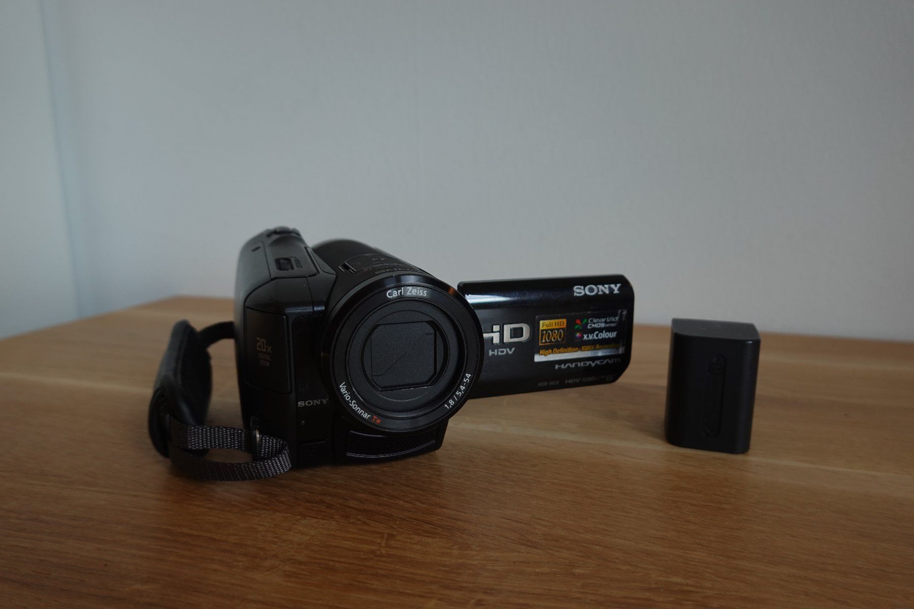 Sony Videocamere: Sony Handycam HDR-HC9 - Schwarz – Usato da Fribourg venduto da mar_9vlt