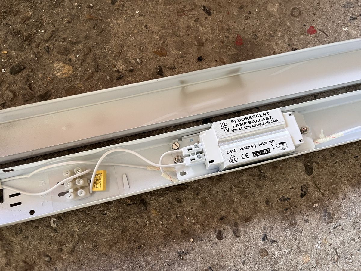 Lampade: 35 Stk. Stablampen / Leuchtstofflampen – Difettoso da Willisau venduto da f3adi 1