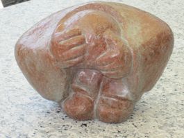 Tonfigur kauernder / trauernder Mensch