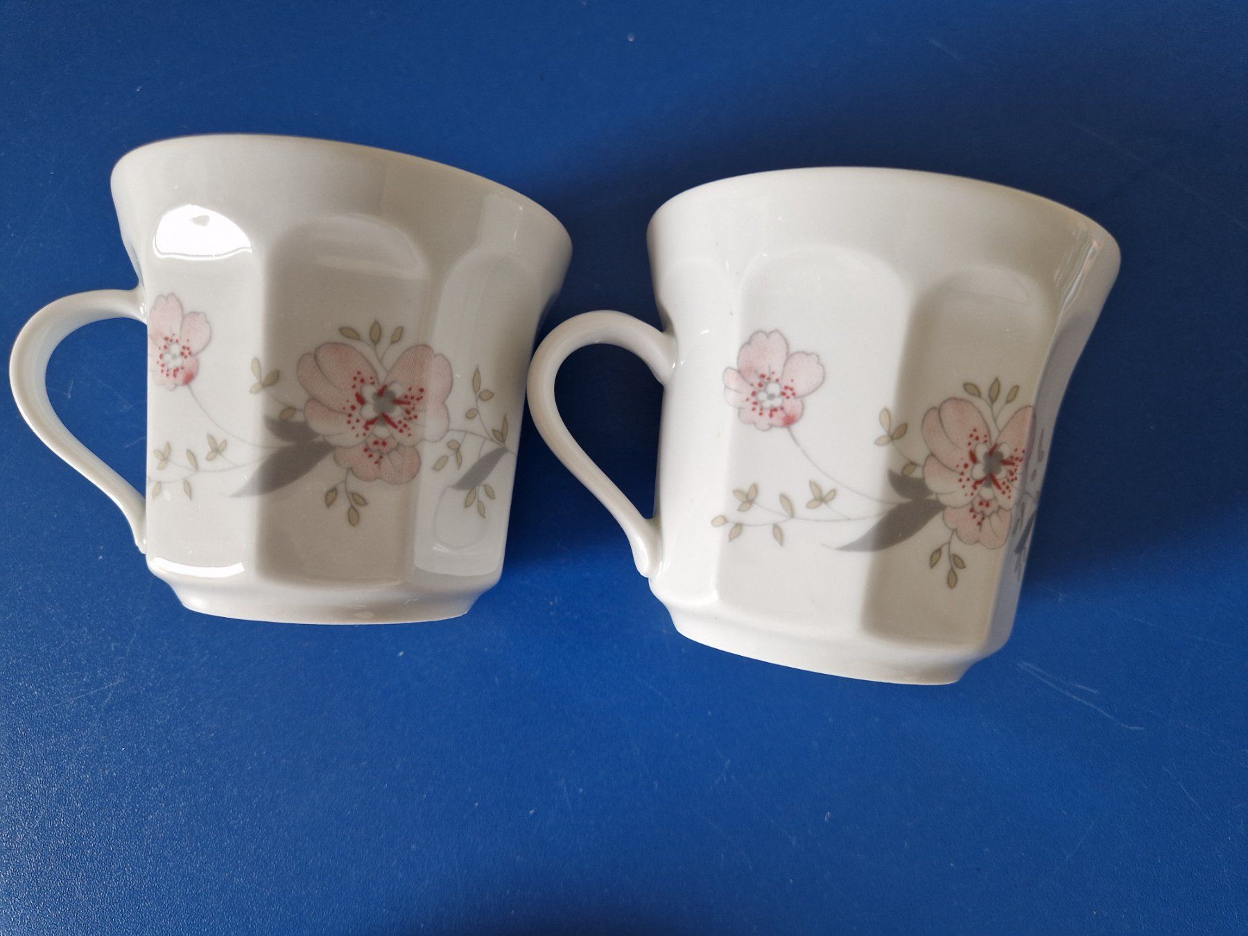Tassen: 2 Kaffeetassen weiss mit Blumendekor – Gebraucht aus Münchenbuchsee von Aare22 1