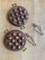2 Kupfer - Schneckenpfannen mit 2 Silber - Schneckenzangen