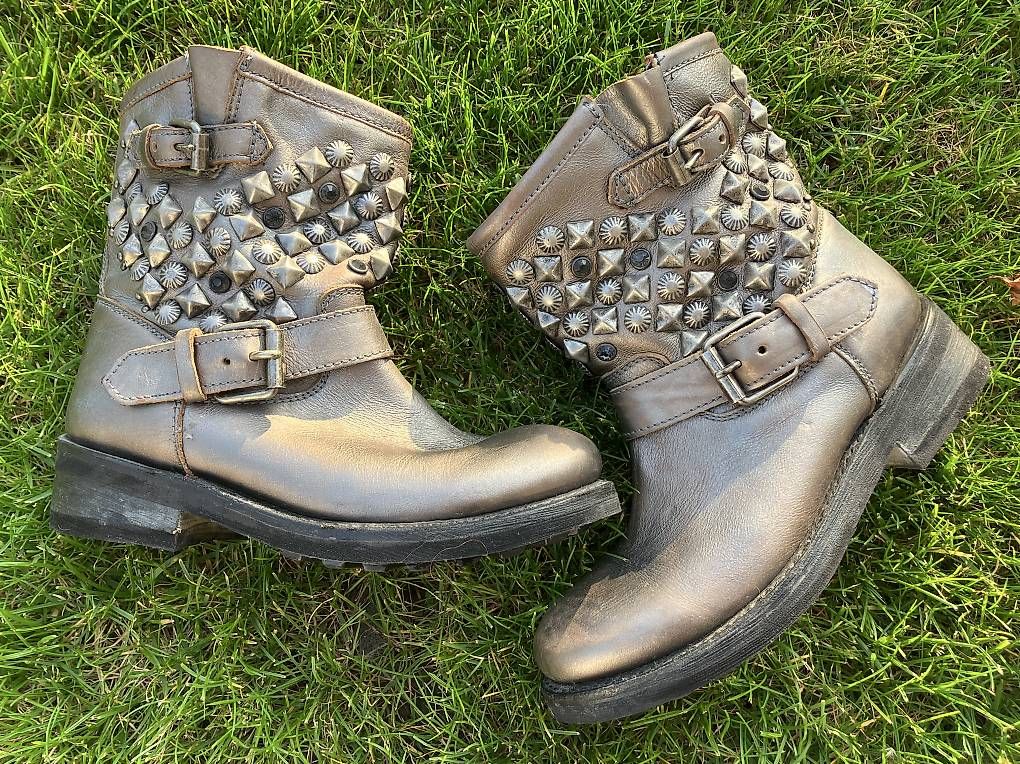 Damenschuhe: Ash Ankle Boots Gr.38, mit Nieten  – Gebraucht aus Lyss von stubenwagen