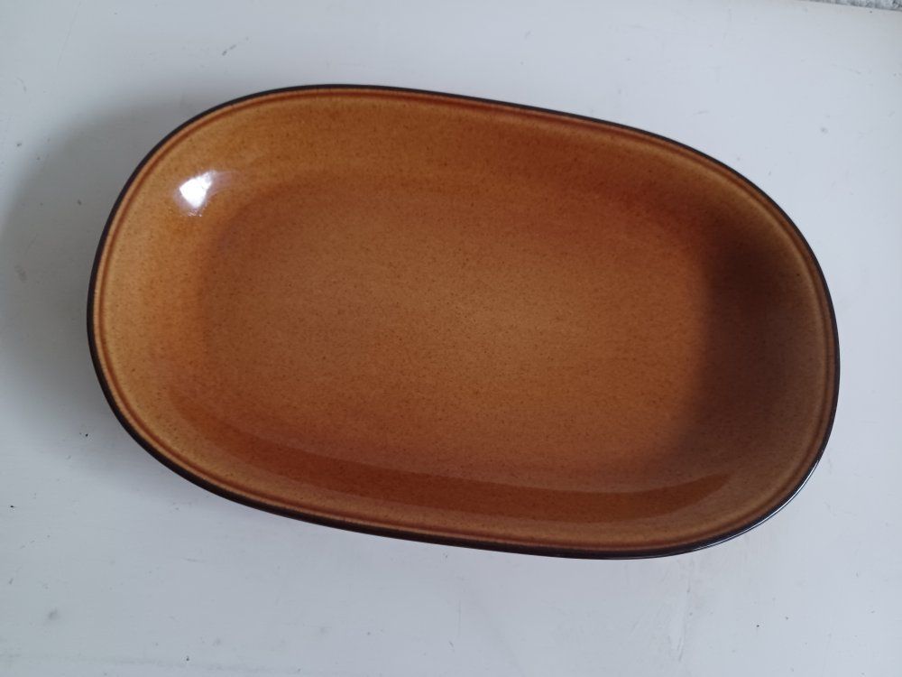 Rössler Servierplatten: RÖSSLER Große Platte karamellfarbene 28x18 cm -C44 – Gebraucht aus Morges von vimajes12
