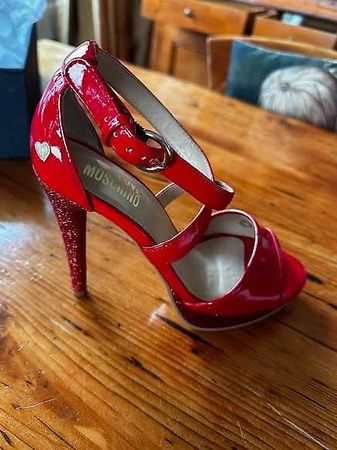 Chaussures rouges Moschino