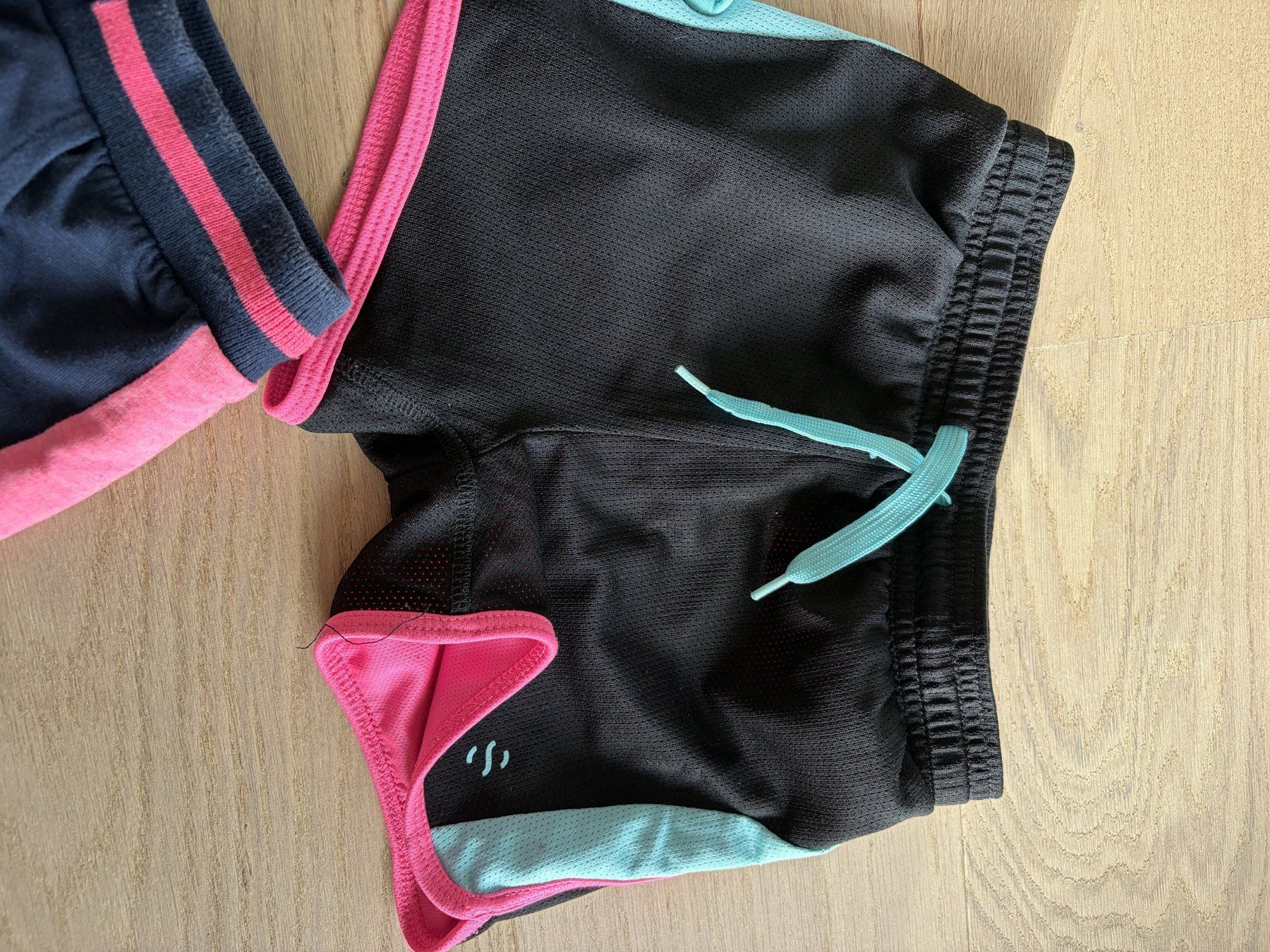 Hosen: Shorts Mädchen Gr. 92 schwarz/pink mit Netzfutter – Gebraucht aus Affoltern am Albis von TanGotan
