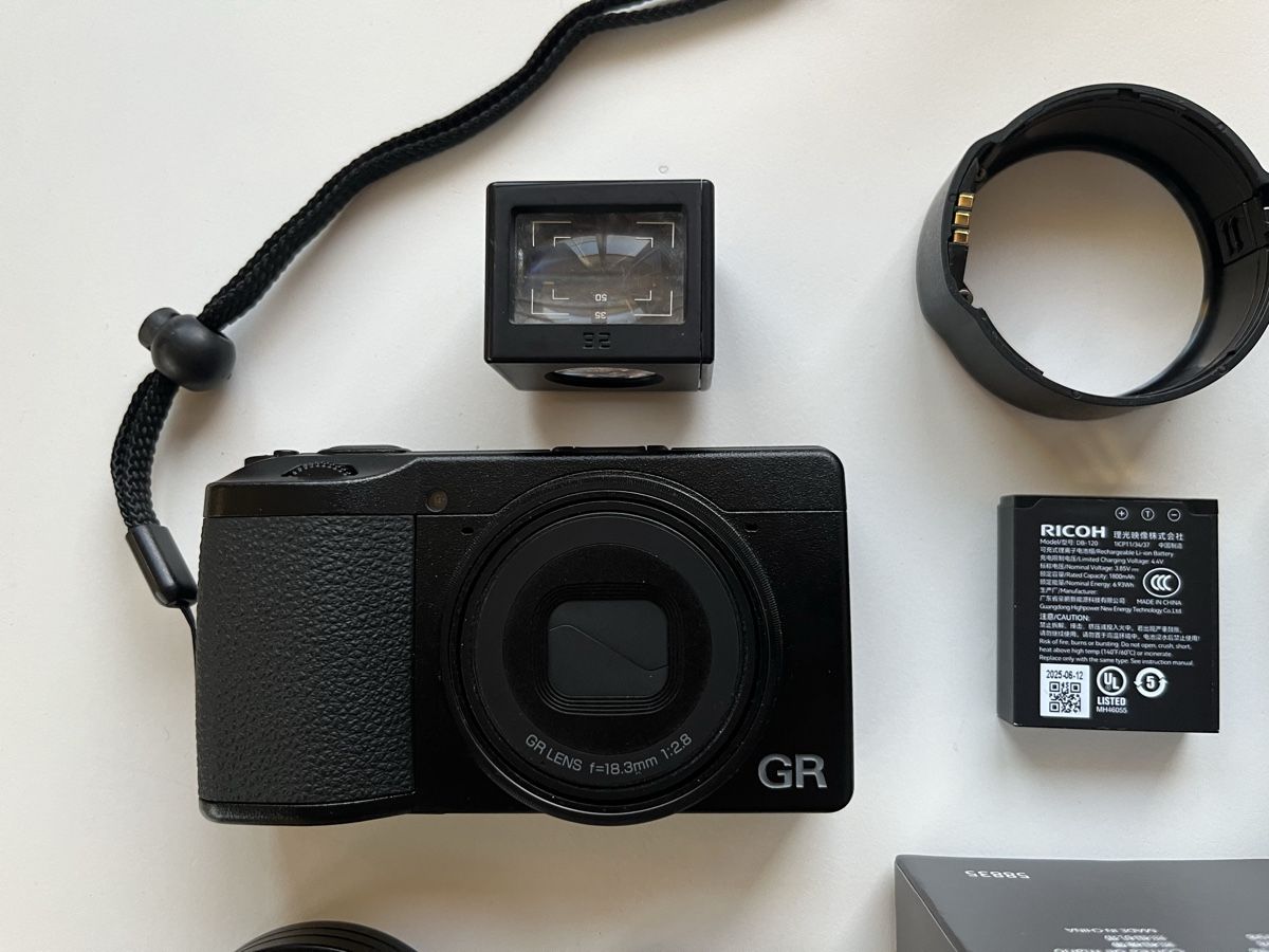 Ricoh Fotocamera: Ricoh GR IV with accessories – Usato da Küsnacht ZH venduto da dig_7bgy 1