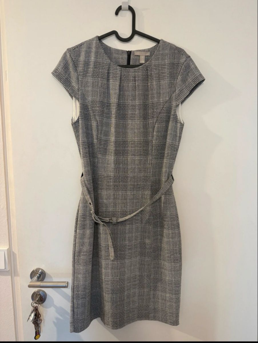 H&M Robes: Bleichstiftkleid von H&M in grau – D'occasion à Zürich par ali_nf7p