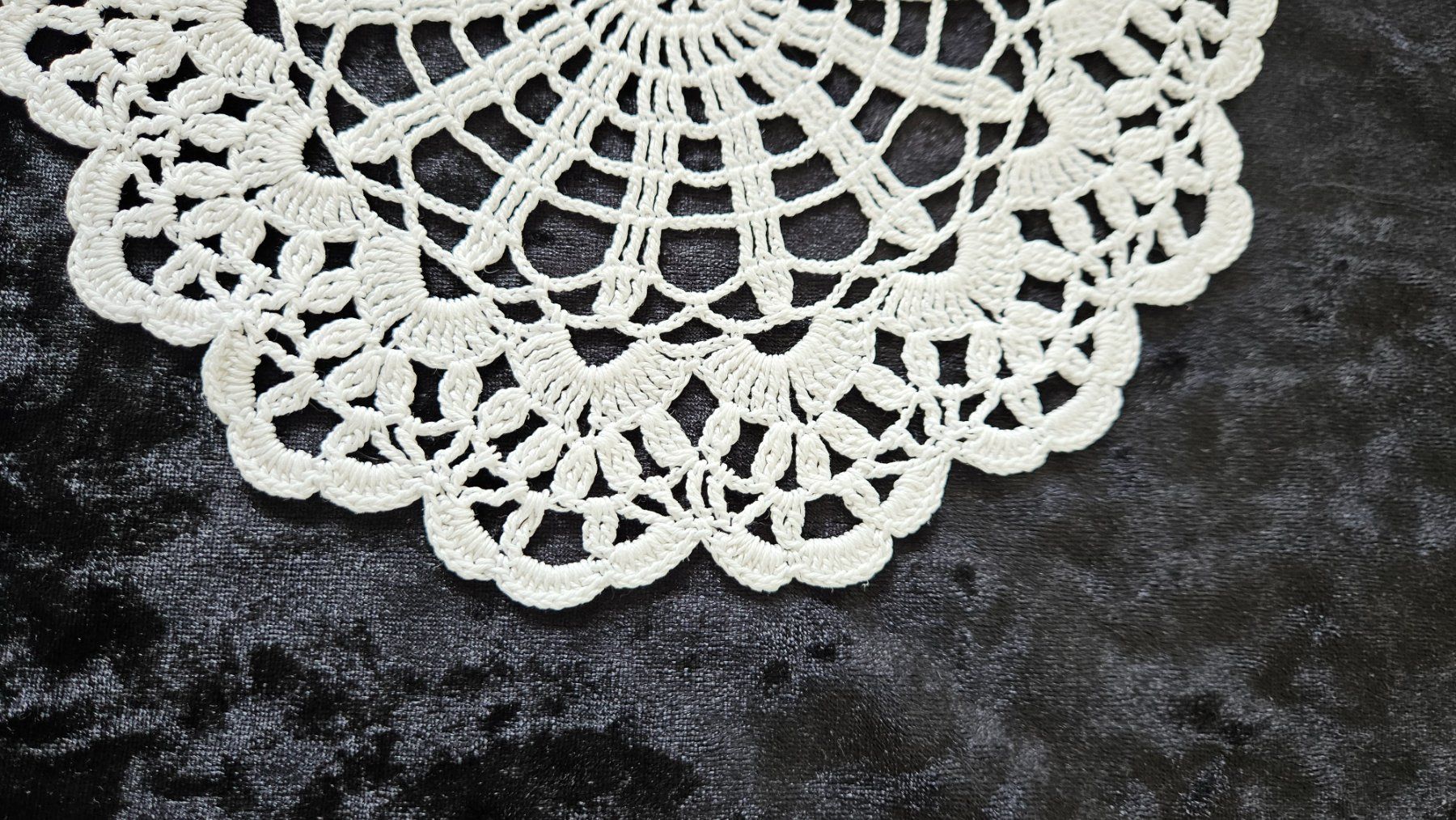 Altra biancheria da tavola: Spitzendeckchen Spitzendeckeli D20 cm Deckeli Ecruweiss – Usato da Gossau ZH venduto da LeoniesDeko 1