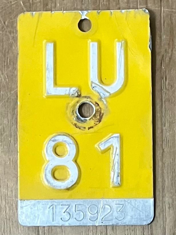 Insegne: LU 81 - MOFANUMMER - TÖFFLINUMMER - PLAQUE DE MOFA - LU 81 – Usato da Basel venduto da lagavulin02