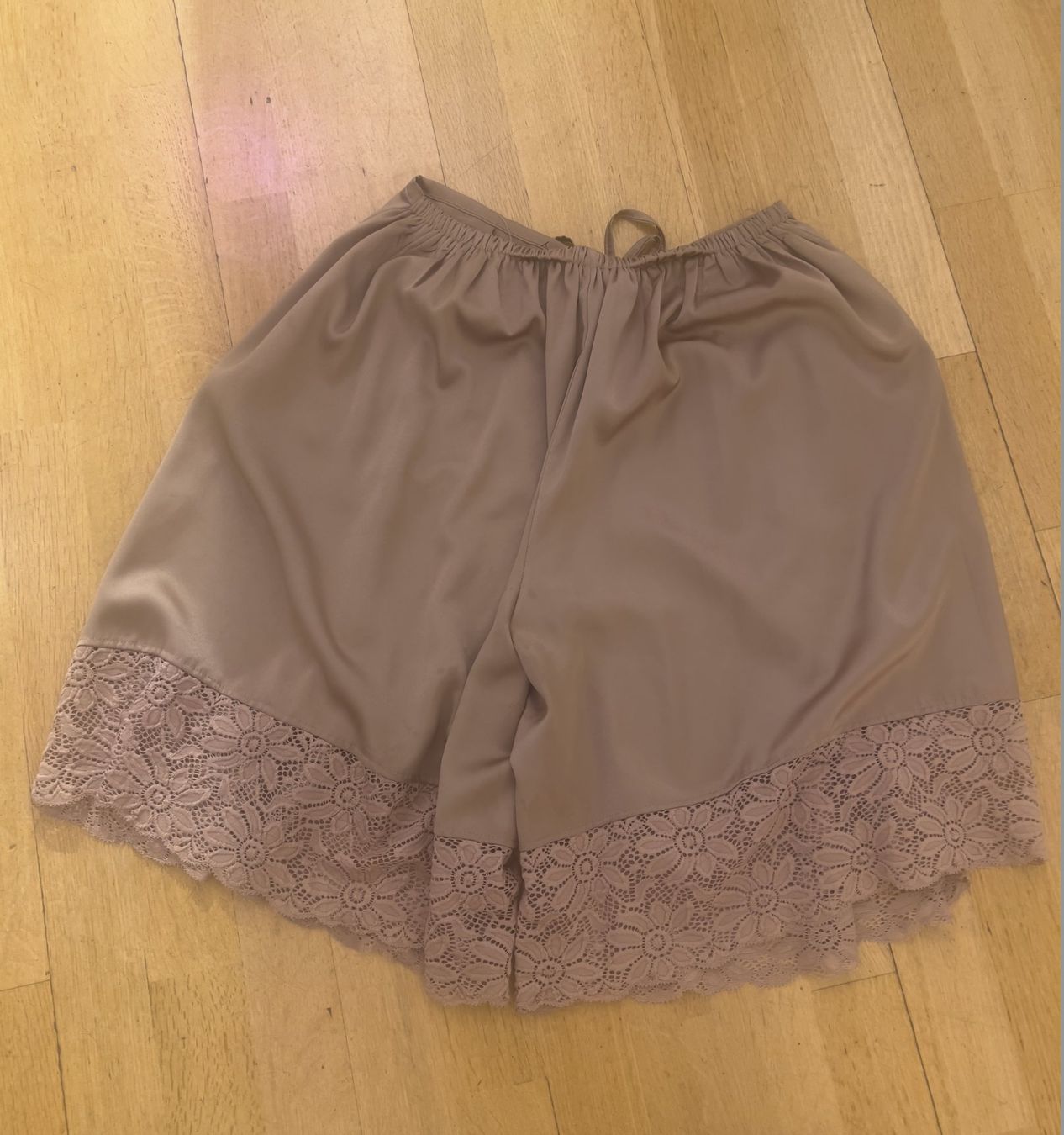 Pantalons: Leichte Shorts mit Spitze – D'occasion à Zürich par Naebeli 2