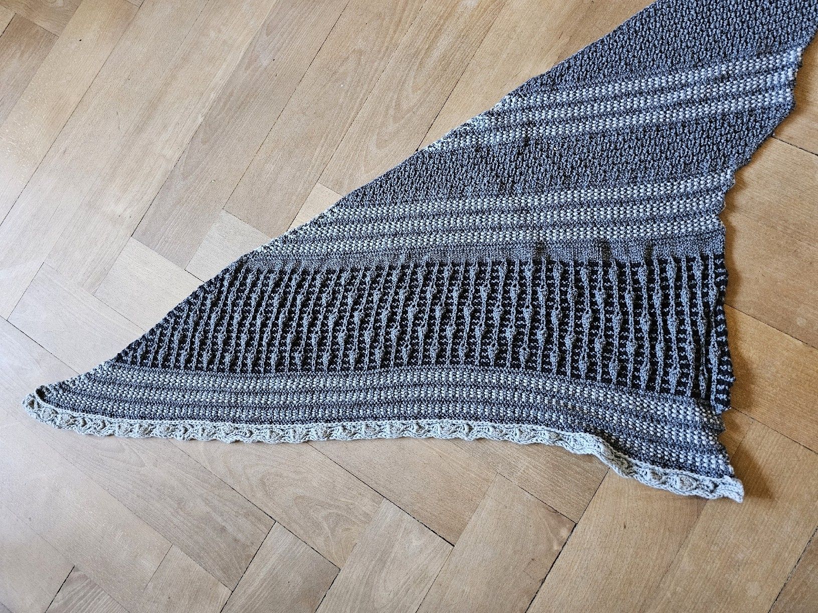 Foulard & Sciarpe: Schal Dreiecksform selbstgestrickt – Usato da Wald ZH venduto da Grappe 3