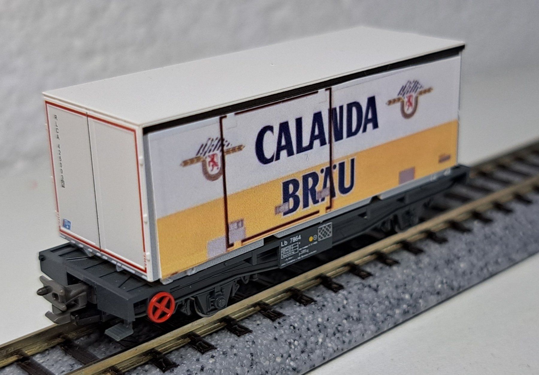 Kato Modelleisenbahnen: RhB Güterwagen mit Container Calanda Bräu Kato Spur N – Neu (gemäss Beschreibung) aus Salez von rhb-spur-n 1