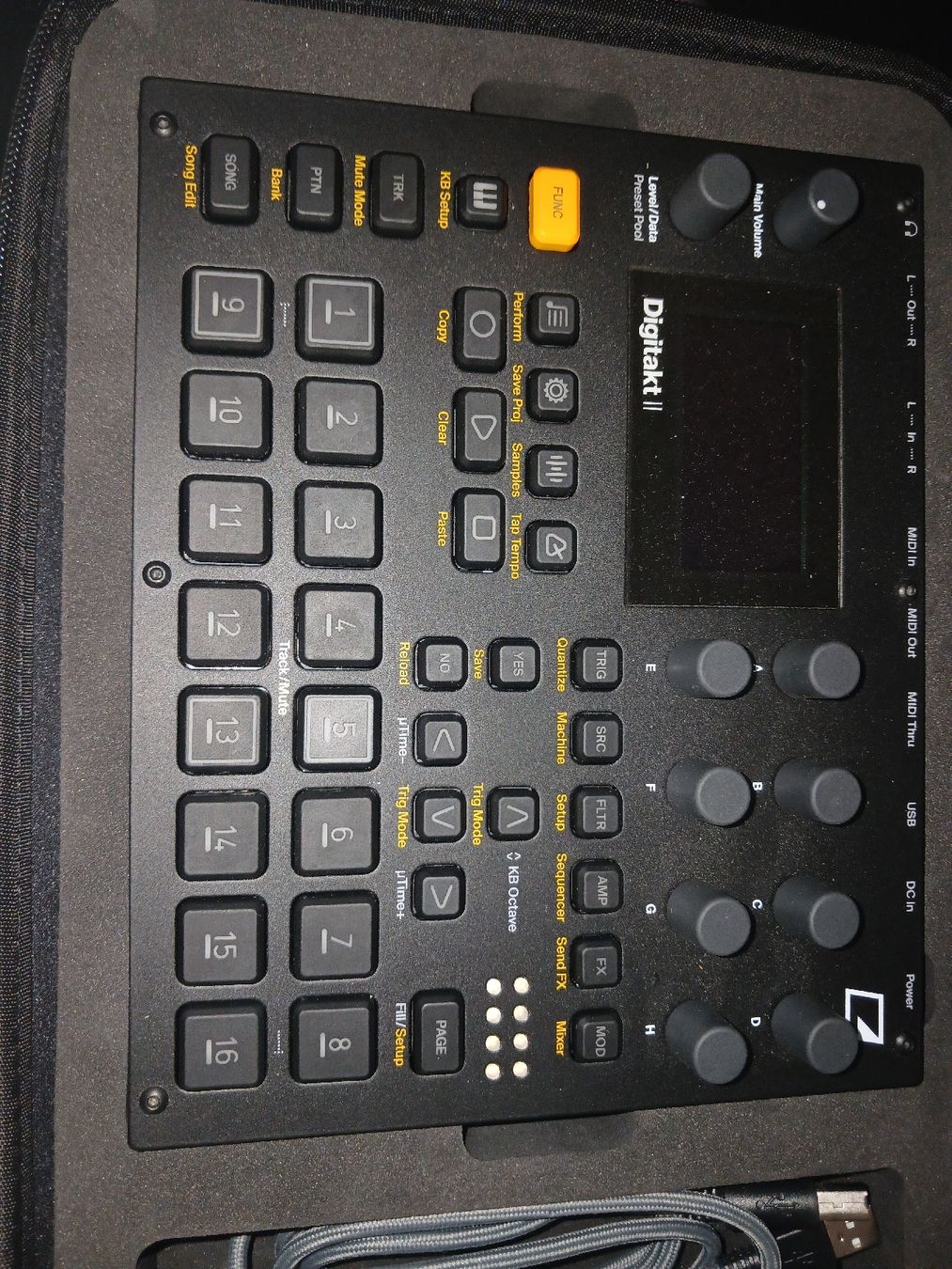 Elektron Musikinstrumente: Elektron Digitakt mk2 perfect condition + flightcase +cables – Neu (gemäss Beschreibung) aus Vissoie von luc_6yls