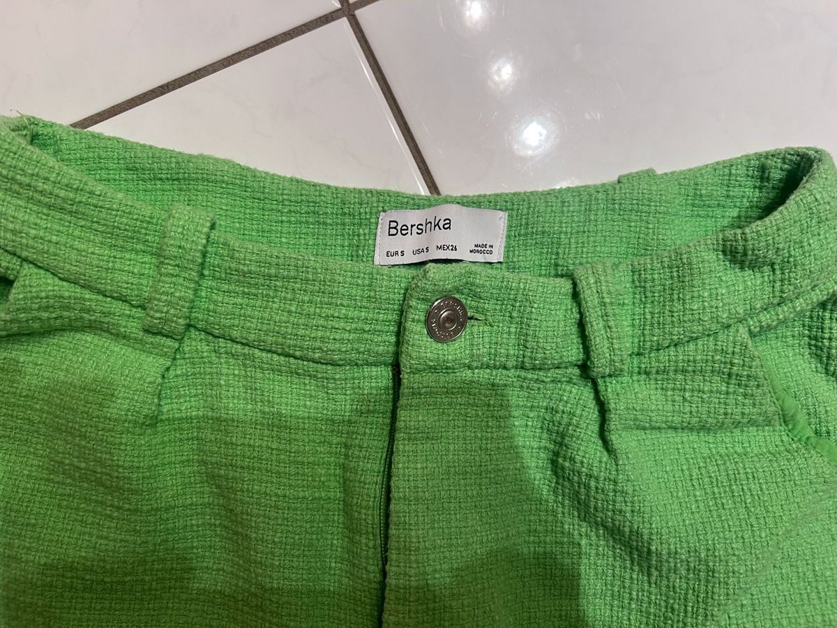 Bershka Pantaloni: Short Bershka vert, taille S – Usato da Hauterive NE venduto da Lipal 2