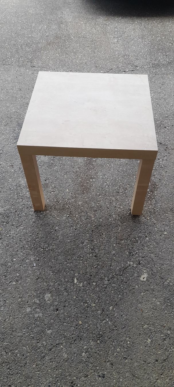 Ikea Tavoli: Table ikea carrée  – Usato da Gals venduto da Ben-j 1