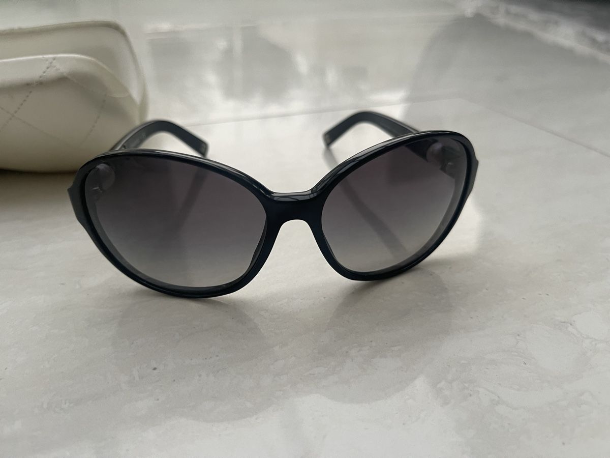 Chanel Occhiali & Lenti: Chanel Sonnenbrille, Schwarz mit Perlen – Usato da Weisslingen venduto da Spiegelbild0 1