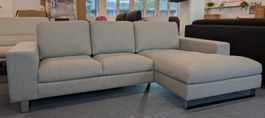 Sofa mit Longchair, Stoff silber, umsteckbare Rückenkissen