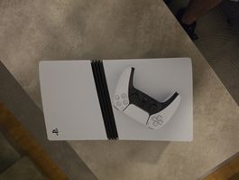 Verwendete PS5-Konsole mit Controller - bereit für Summer Ga