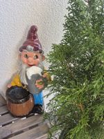 Gartenzwerg mit Bier und Fass