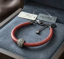 Burgendi-Lederarmband mit funkelndem Charm von A&C - Neu