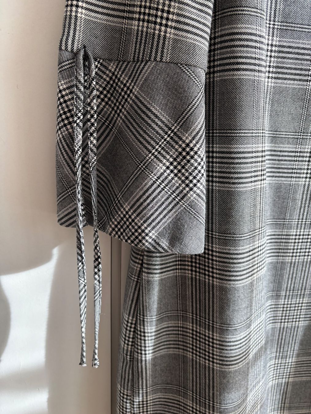 H&M Vestiti: Tailliertes Kleid mit Hahnentrittmuster – Nuovo (secondo la descrizione) da Niederrohrdorf venduto da Madoqua 3