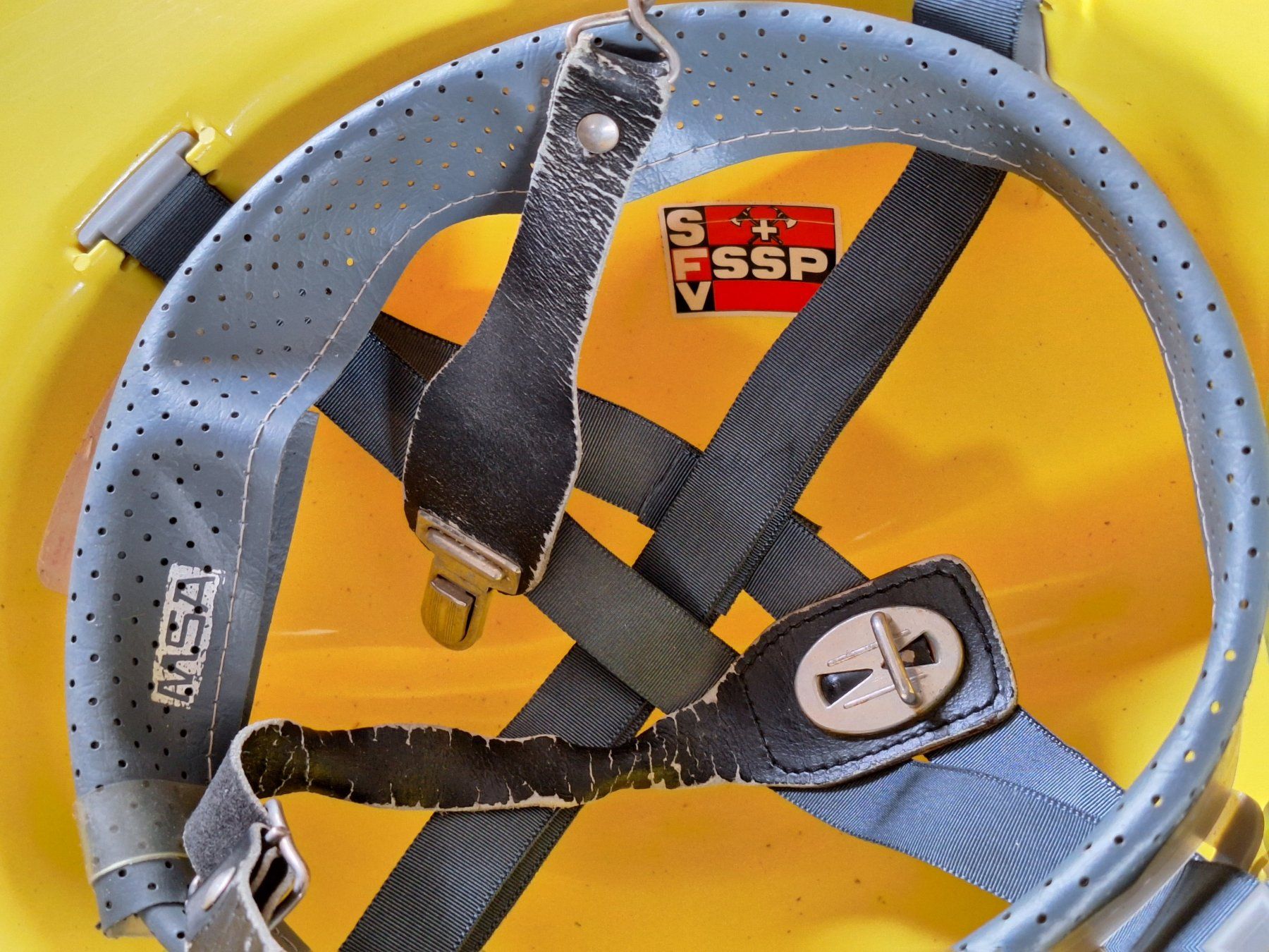 Pompieri: Casque de Pompier Suisse vintage de chez MSA – Usato da Chêne-Bougeries venduto da xchrysalide 2