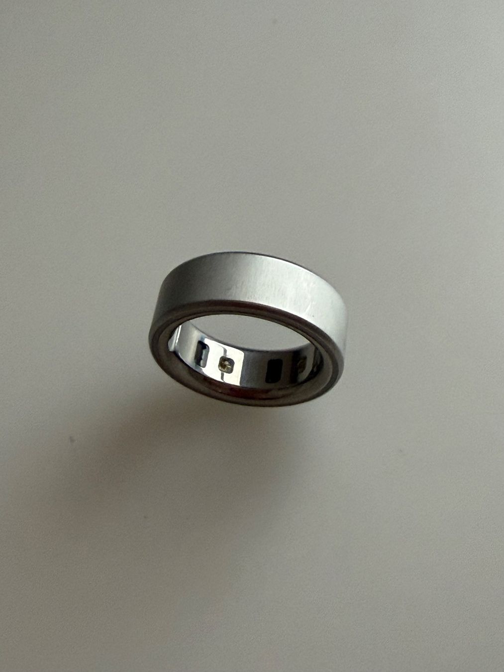 Oura Anelli: OURA Ring 4 - Brushed silver - Grösse 8 – Nuovo (secondo la descrizione) da Rupperswil venduto da Jolie5 3