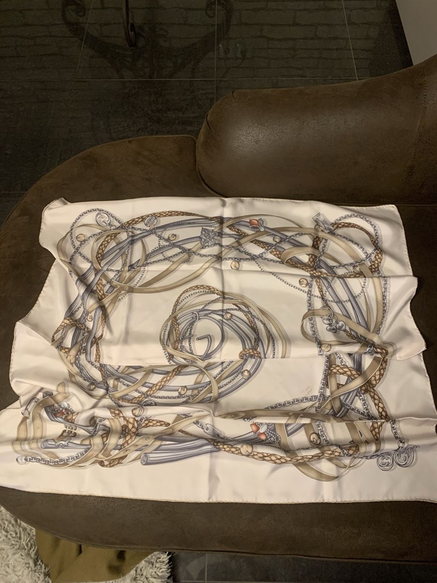 Gucci Foulard & Sciarpe: Gucci Foulard – Usato da Bergdietikon venduto da zor_856j 1