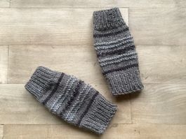 Warme gestrickte Pulswärmer in Braun-Tönen