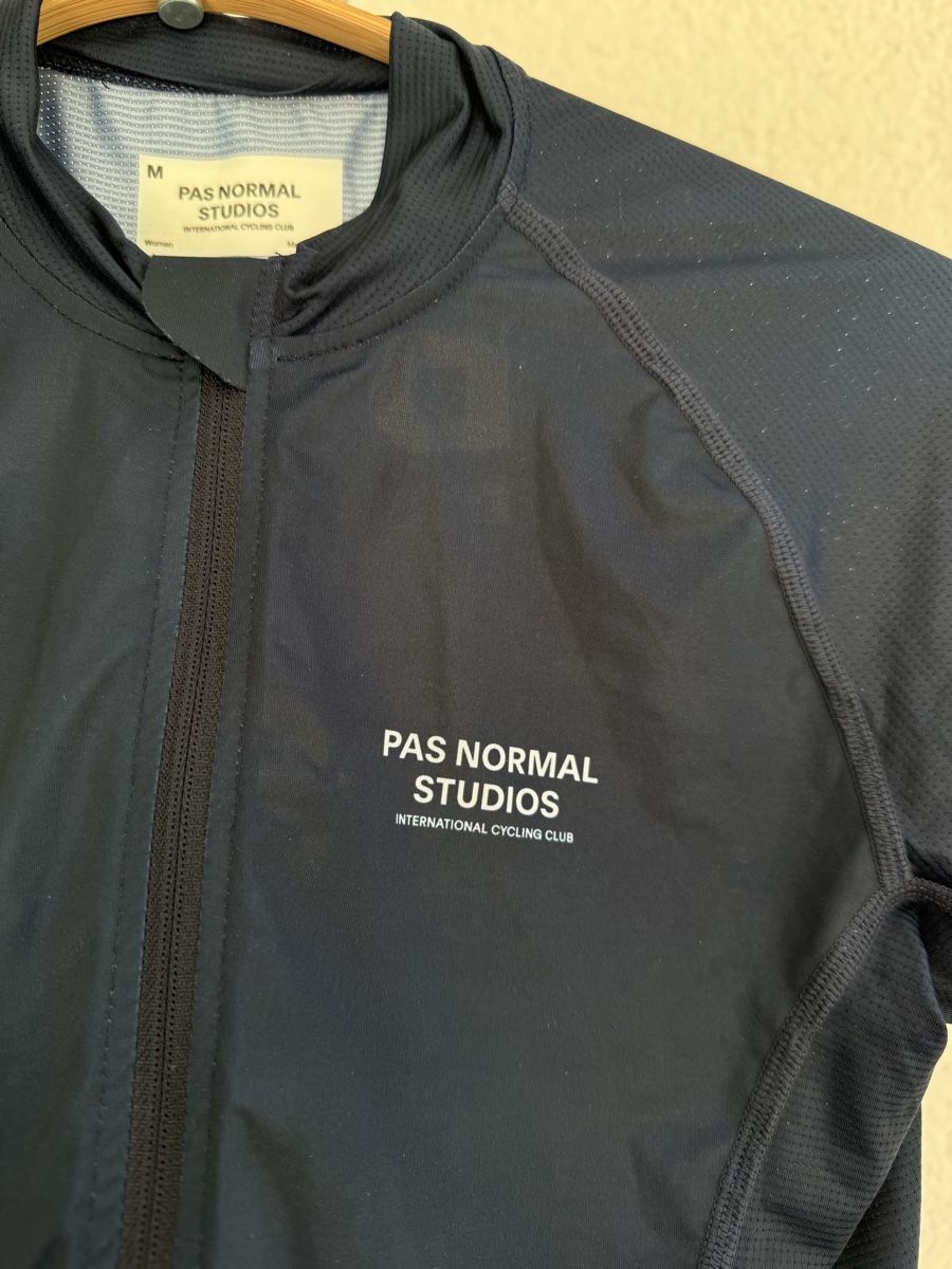 Pas Normal Studios Canottiere & Pantaloni: PNS navy short-sleeve jersey – Usato da Benglen venduto da car_nct9 1