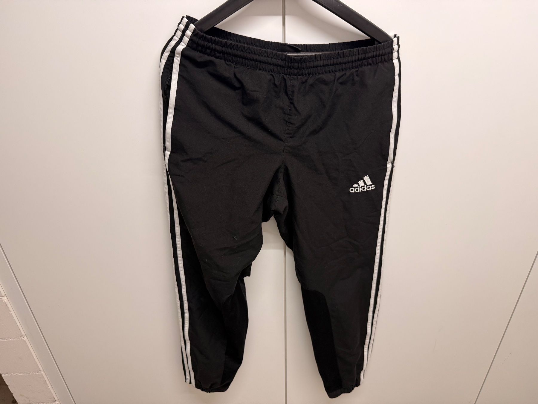 Adidas Pantaloni: Original Adidas Trainingshose schwarz – Usato da Zürich venduto da celai.