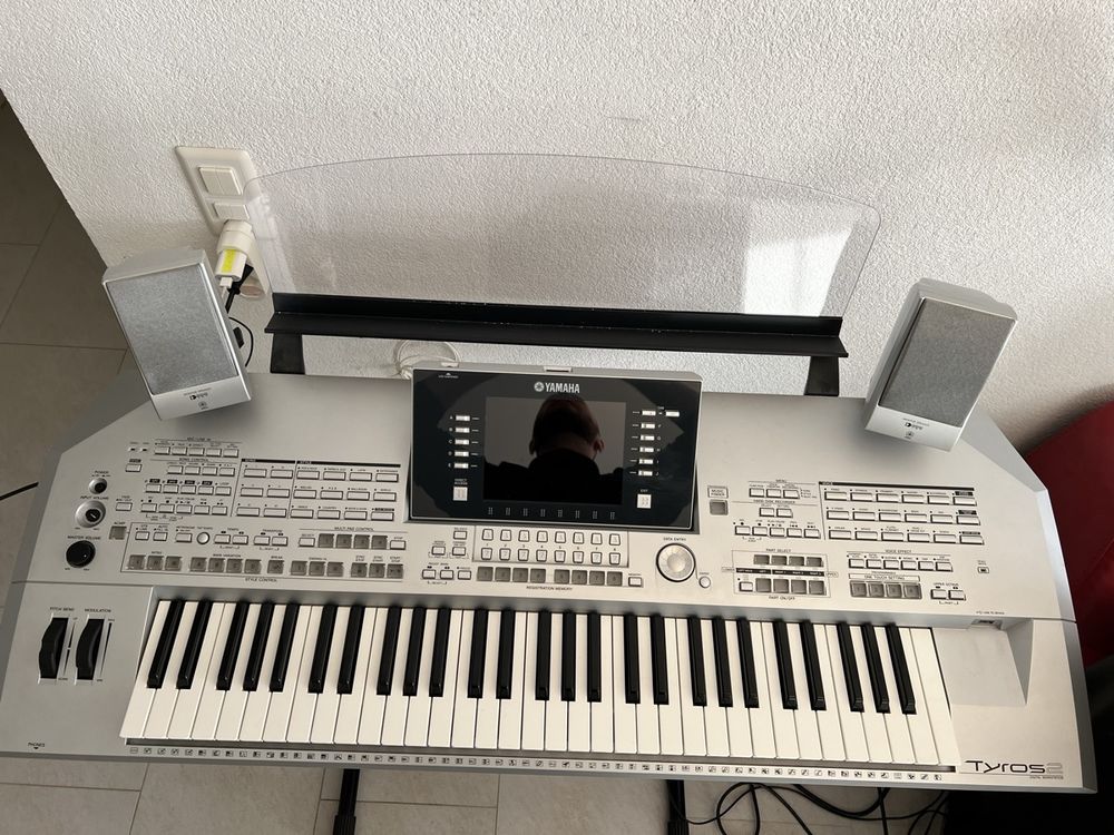 Yamaha Tyros 2 with speakers/sub and Partition Support Kaufen auf Ricardo
