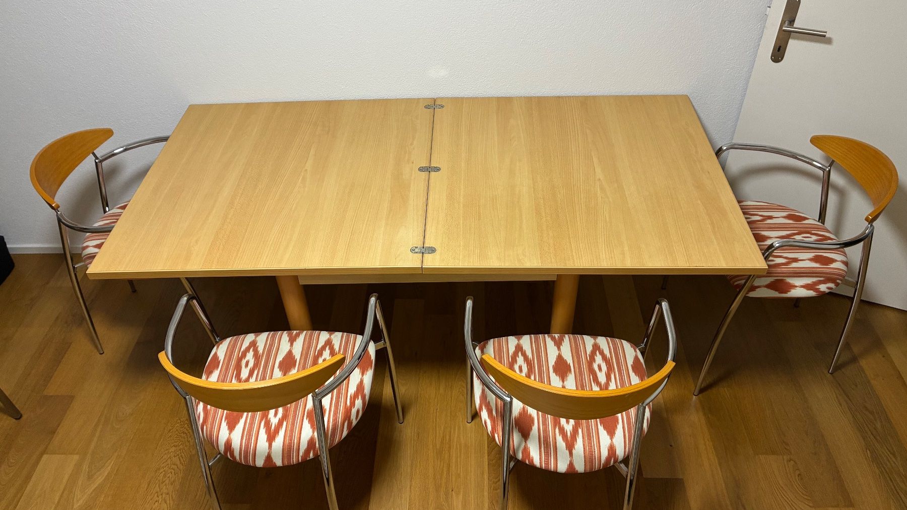 Set de table et chaises: Aufklappbarer Esstisch mit vier Stühlen – D'occasion à Stallikon par Acer6