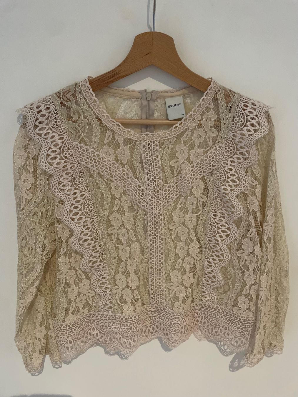 Only Camicette: Studio Only Spitzenbluse Gr. 38 mit Reissverschluss hinten – Usato da Zürich venduto da MrsWollishofen