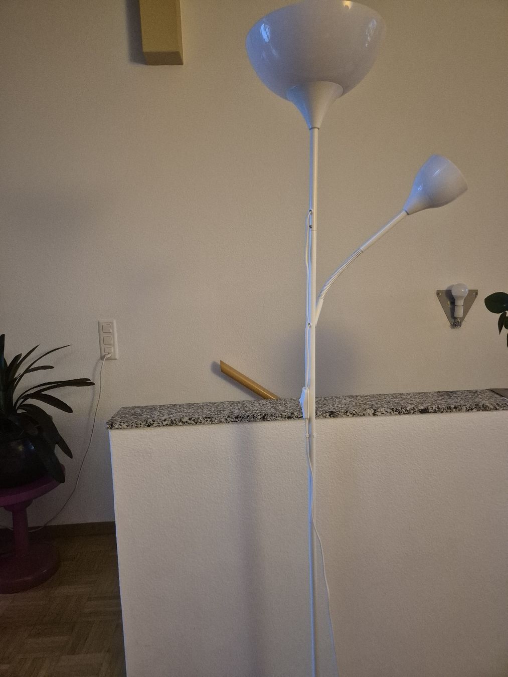 Ikea Lampade: Weisse Stehlampe mit Leseleuchte, top Zustand – Usato da Liestal venduto da fla_ts8q 3