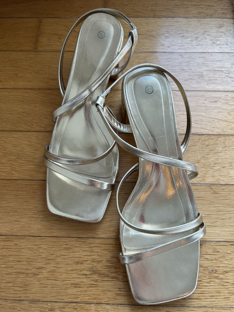 Scarpe da donna: Goldene Sandalen mit Absatz, Grösse 40 – Usato da Zürich venduto da Lolaa123 1