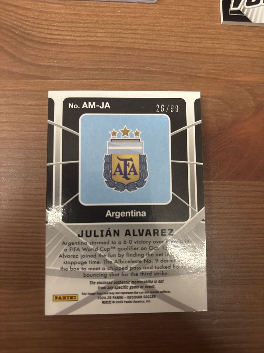 Panini Carte collezionabili: Julian Alvarez /99  Atomic Material Obsidian Fussball Karte – Nuovo (secondo la descrizione) da Hunzenschwil venduto da rap_7tw9 1