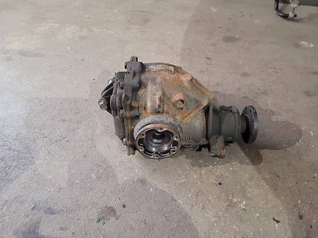 Tutti pezzi di ricambio auto: bmw e46 Differential Benziner/Diesel  – Usato da Niedergösgen venduto da Zecinha