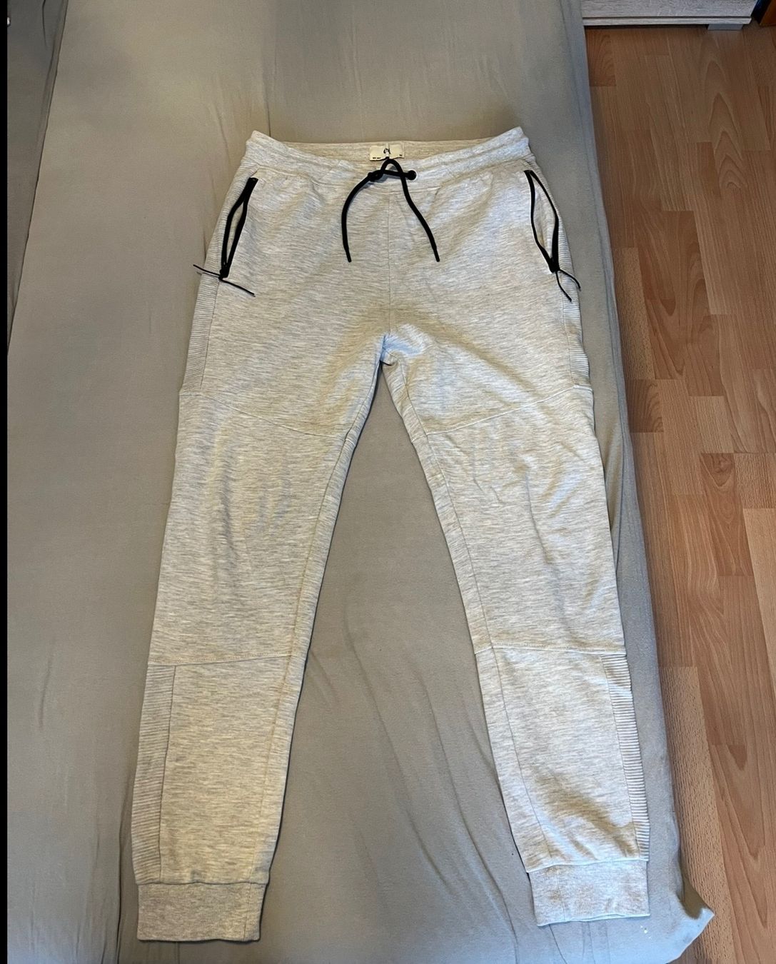 Pantalons: Jogging – Neuf (Voir description) à Bure par flo_g9nx