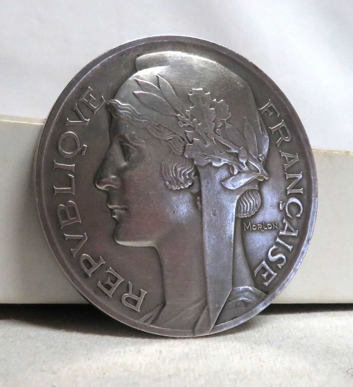 Medaillen: Medaille "EDUCATION PHYSIQUE" Frankreich Bronce versilbert – Gebraucht aus Tüscherz-Alfermée von Newpad 2