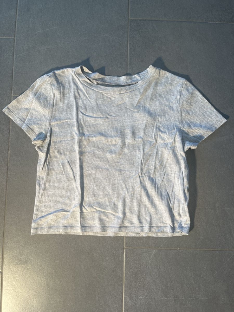 T-shirt: Graues, geripptes T-Shirt, Grösse L – Usato da Fulenbach venduto da F8
